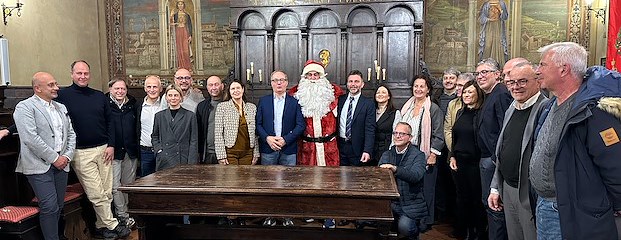 Il Natale si accende con il videomapping dedicato a San Francesco. Bimbi a bordo del Santa Claus Virtual Express