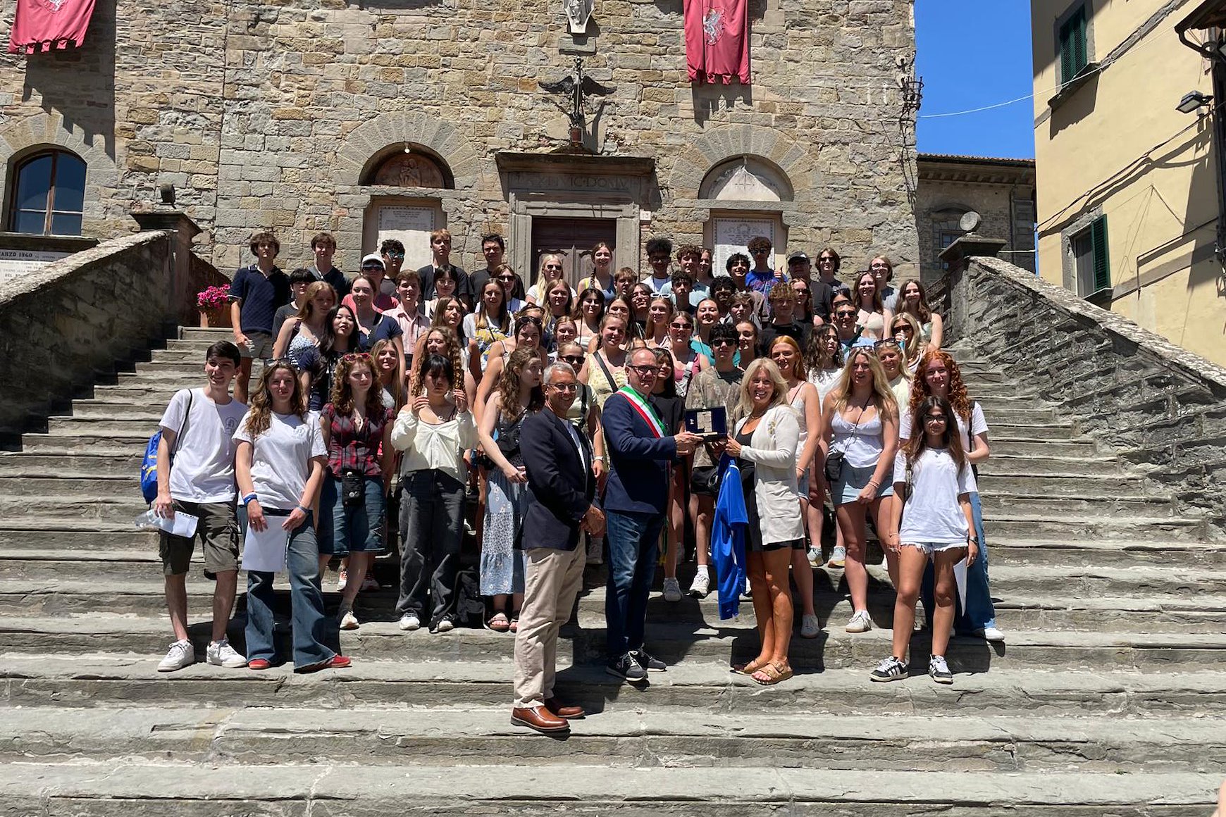 Da Carmel a Cortona, gli studenti dei licei si incontrano. Scambio di doni con il sindaco
