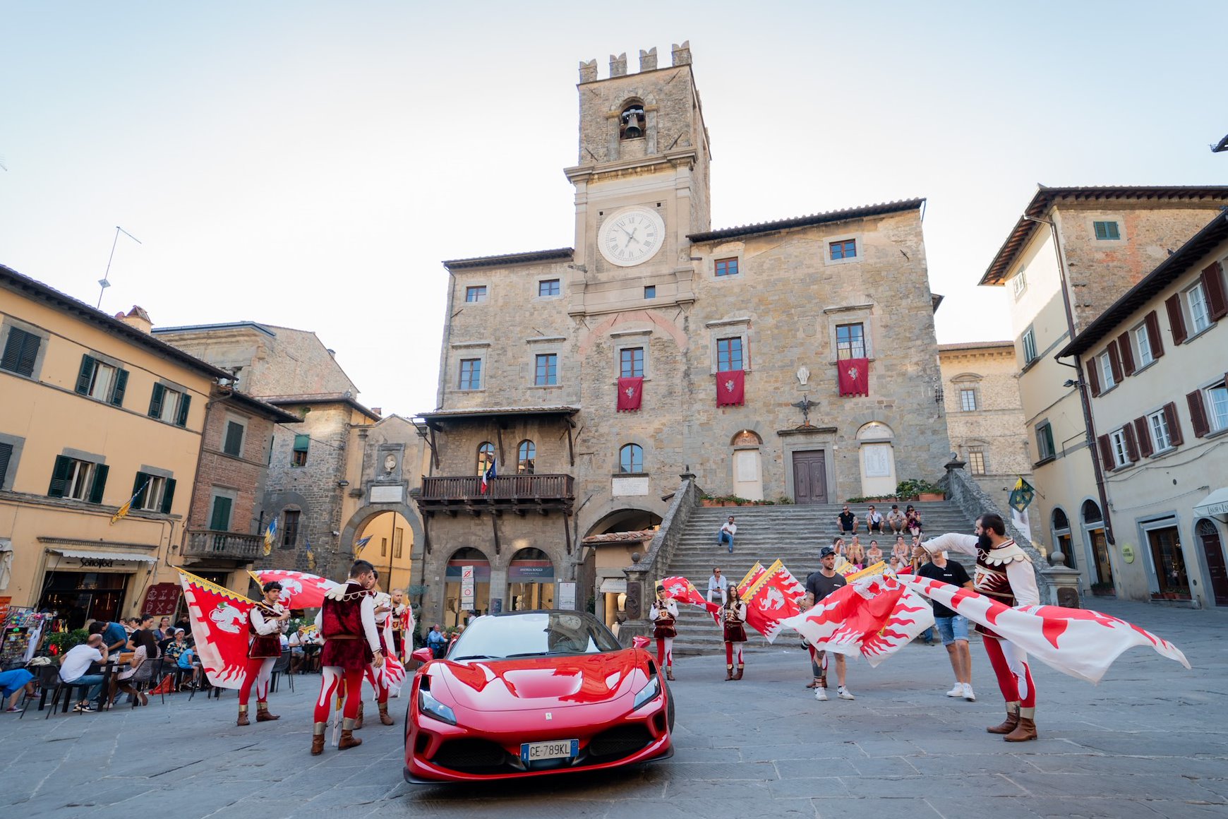 Una Ferrari F8 diventa una navetta stazione-centro storico