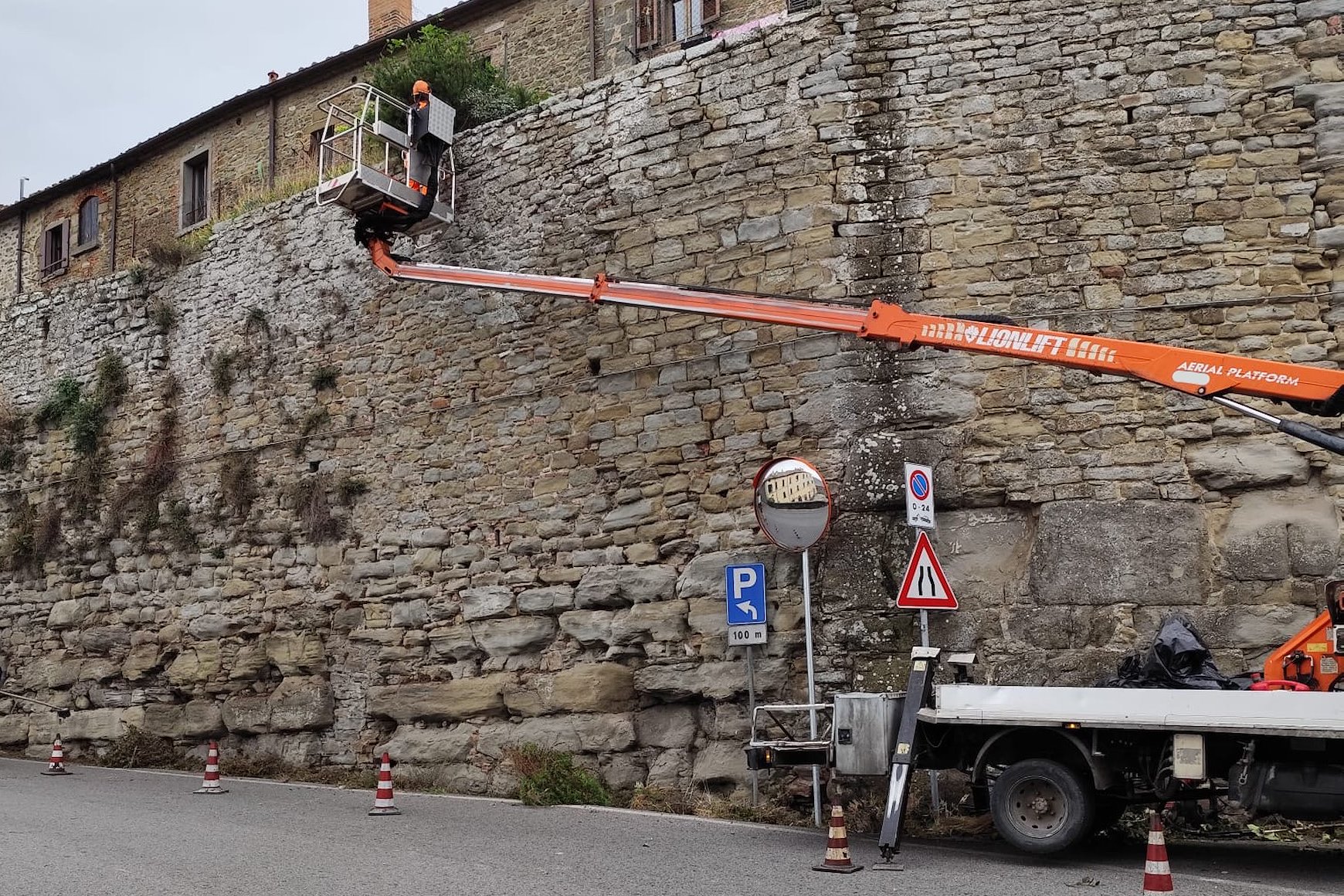 Iniziati i lavori di pulizia della cinta muraria